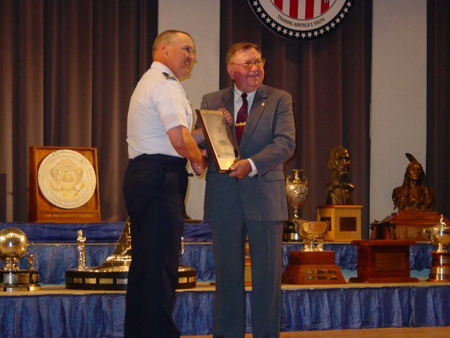 Maj Art Rozier receiving the LeMay Award from Mr. Bill Blankenship