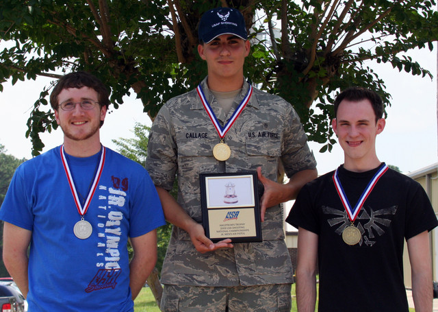 Amn Alexander Callage at USA Shooting 2009 Nationals
(photo courtesy of USA Shooting)
Amn Callage displays his Hagstrom's Trophy Award for Jr. Men's Air Pistol